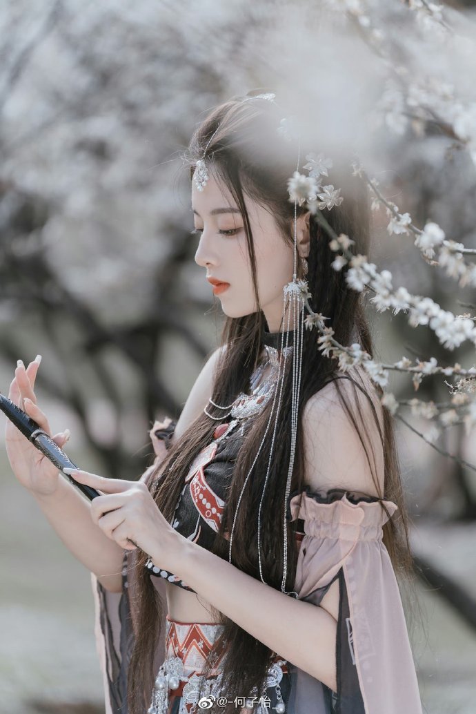 王凯沐直播透露短剧拍摄困境：多剧组亏损